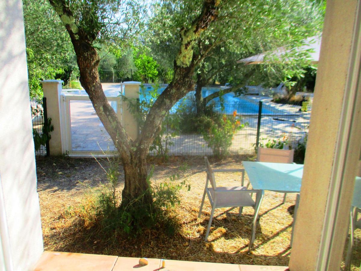 Le Mas Des Lilas Uzes Bagian luar foto
