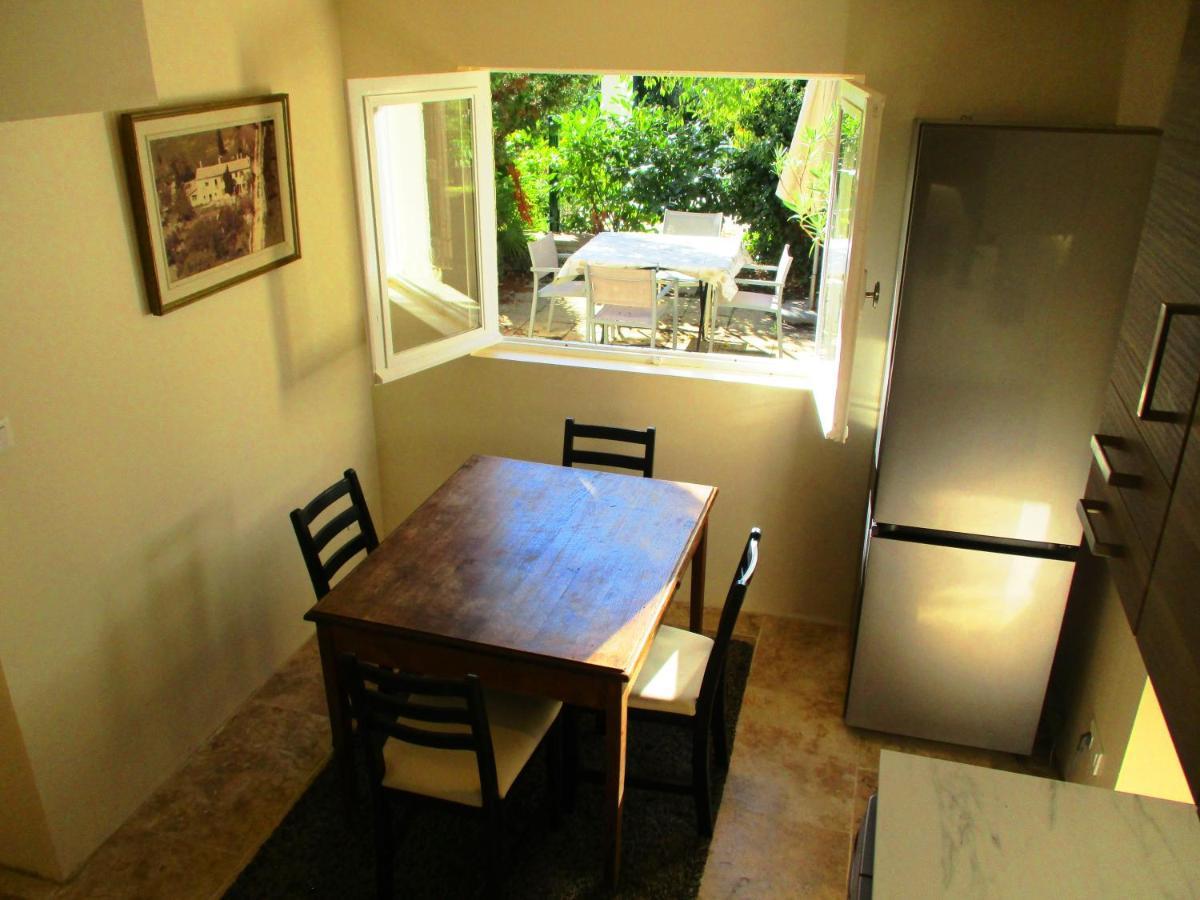 Le Mas Des Lilas Uzes Bagian luar foto