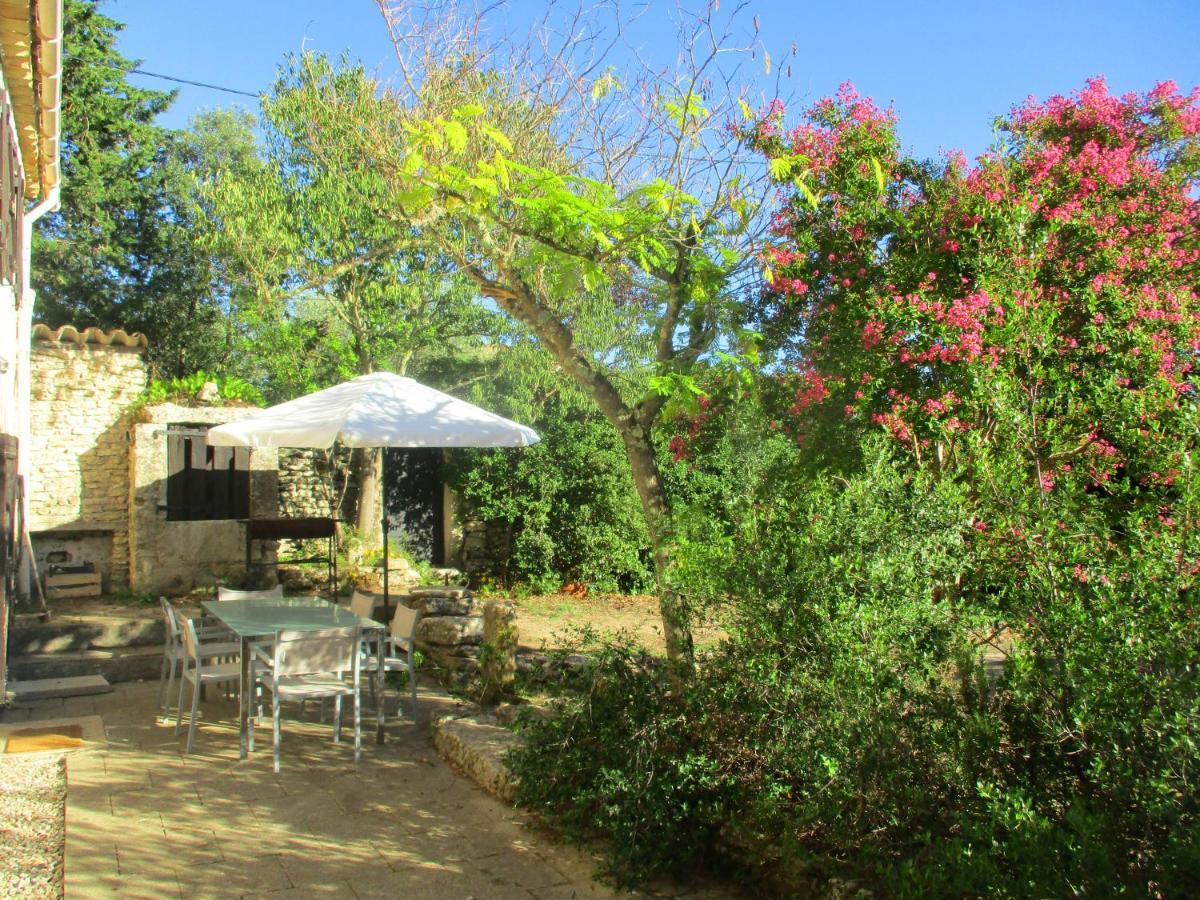 Le Mas Des Lilas Uzes Bagian luar foto
