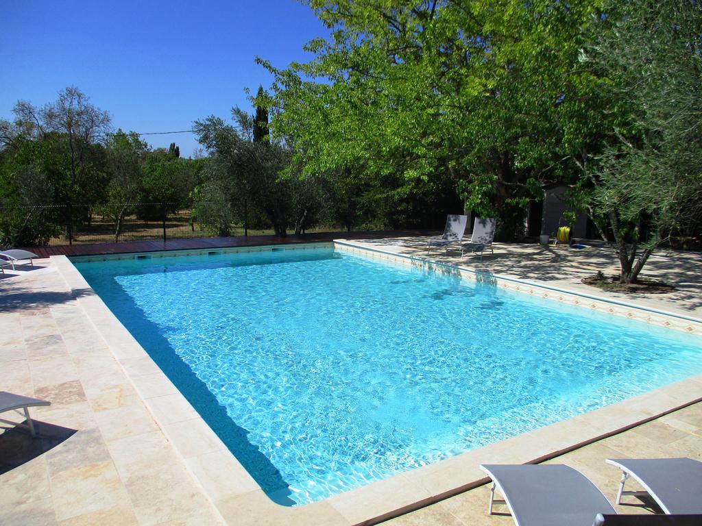 Le Mas Des Lilas Uzes Bagian luar foto