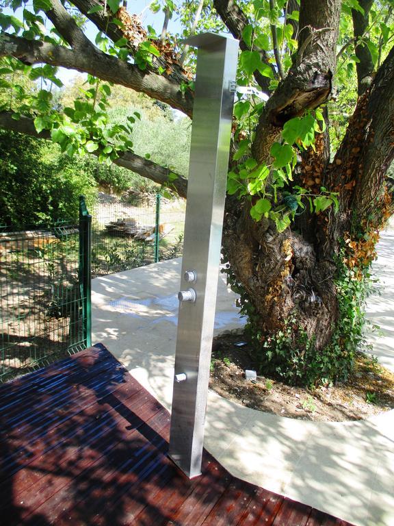 Le Mas Des Lilas Uzes Bagian luar foto