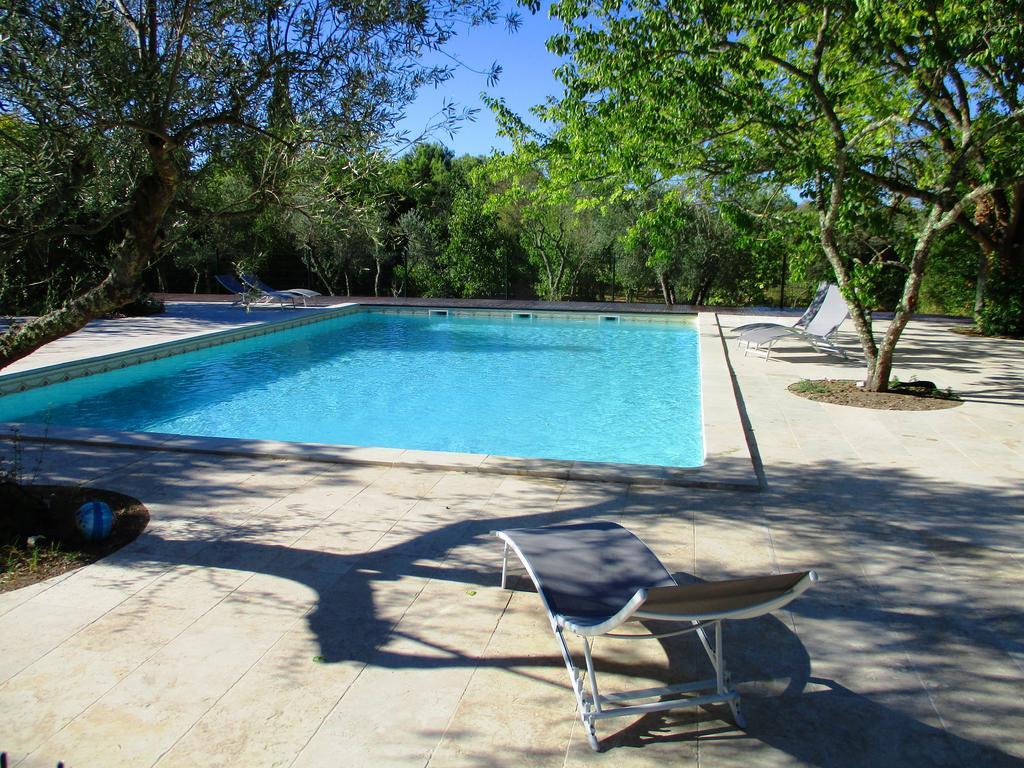 Le Mas Des Lilas Uzes Bagian luar foto