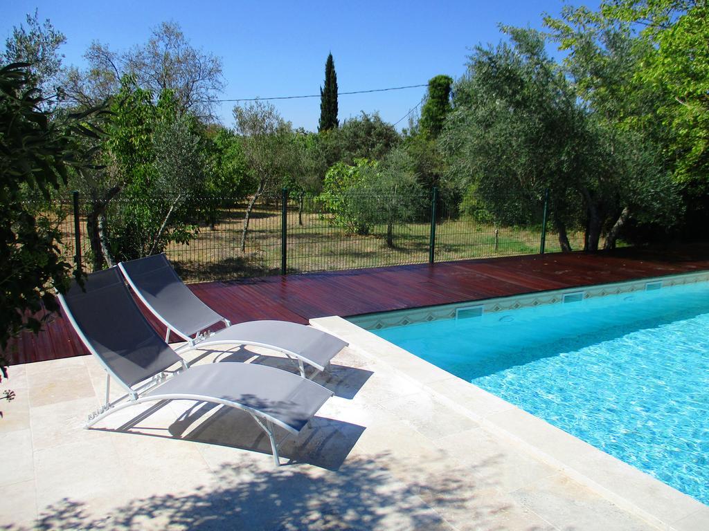 Le Mas Des Lilas Uzes Bagian luar foto