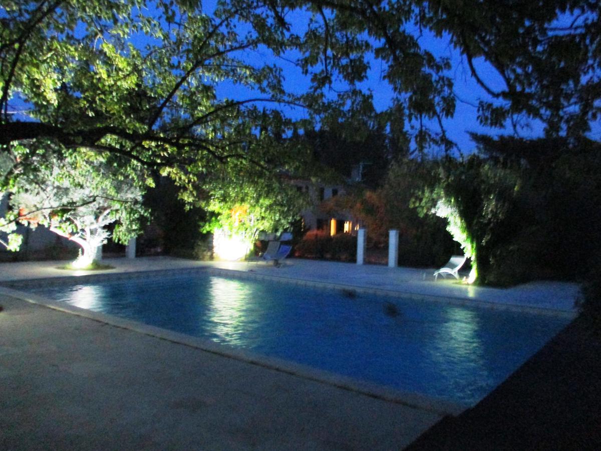 Le Mas Des Lilas Uzes Bagian luar foto