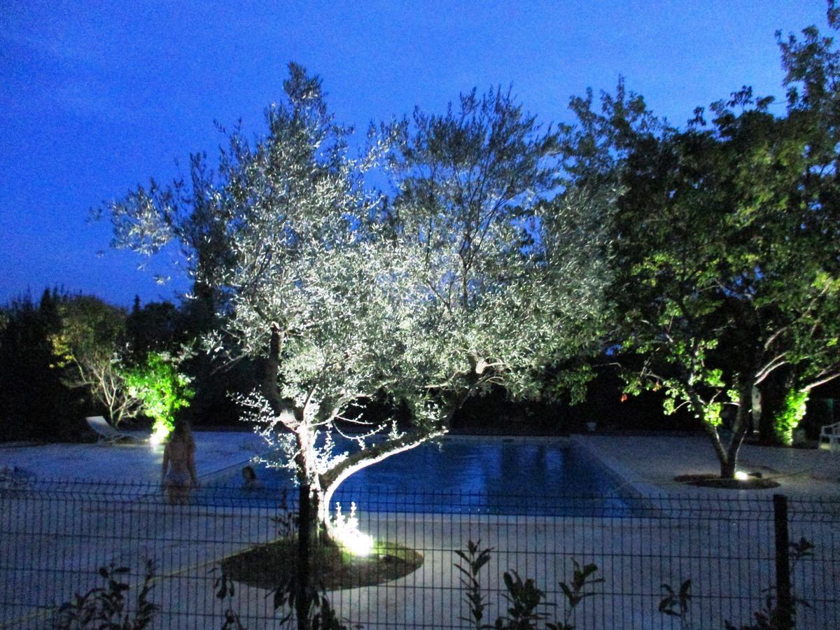 Le Mas Des Lilas Uzes Bagian luar foto