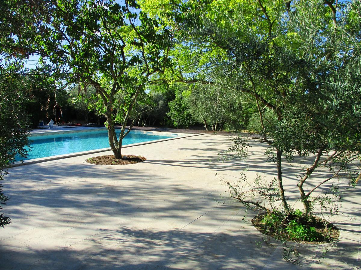 Le Mas Des Lilas Uzes Bagian luar foto