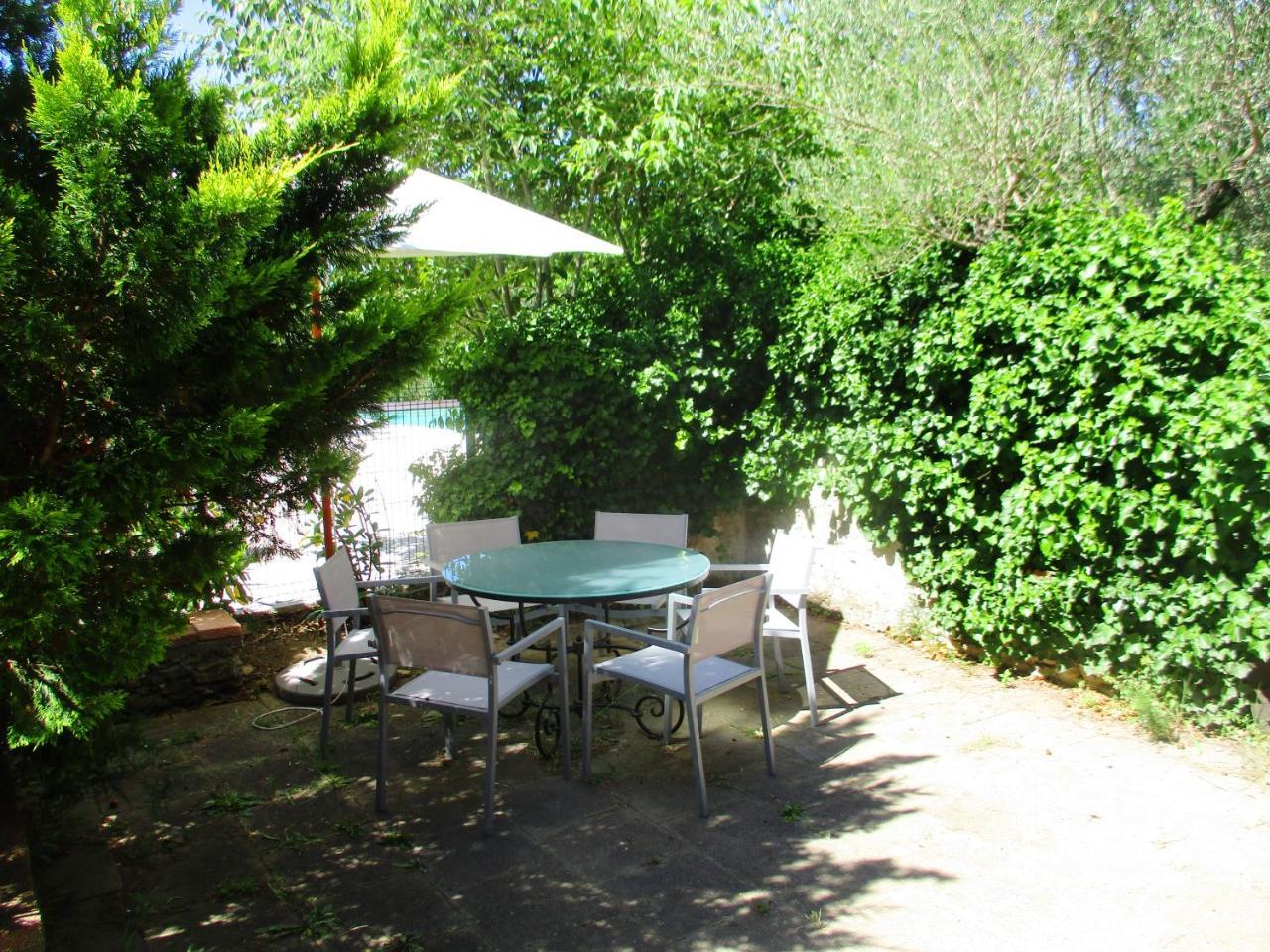 Le Mas Des Lilas Uzes Bagian luar foto