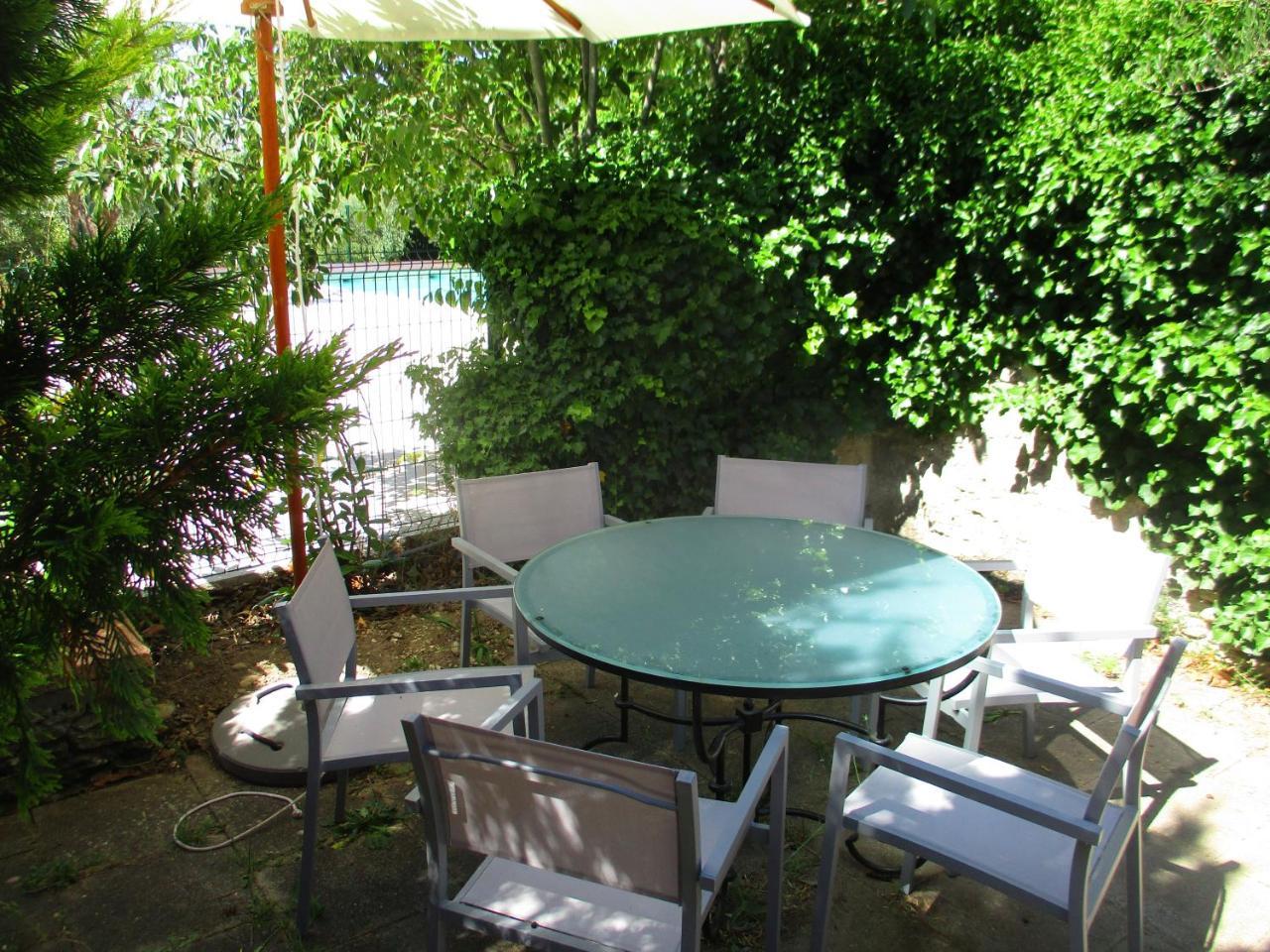 Le Mas Des Lilas Uzes Bagian luar foto