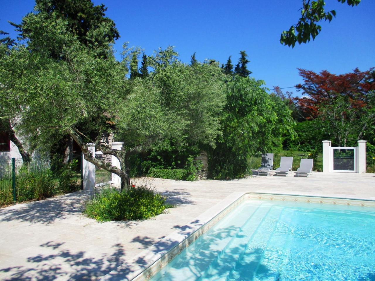 Le Mas Des Lilas Uzes Bagian luar foto