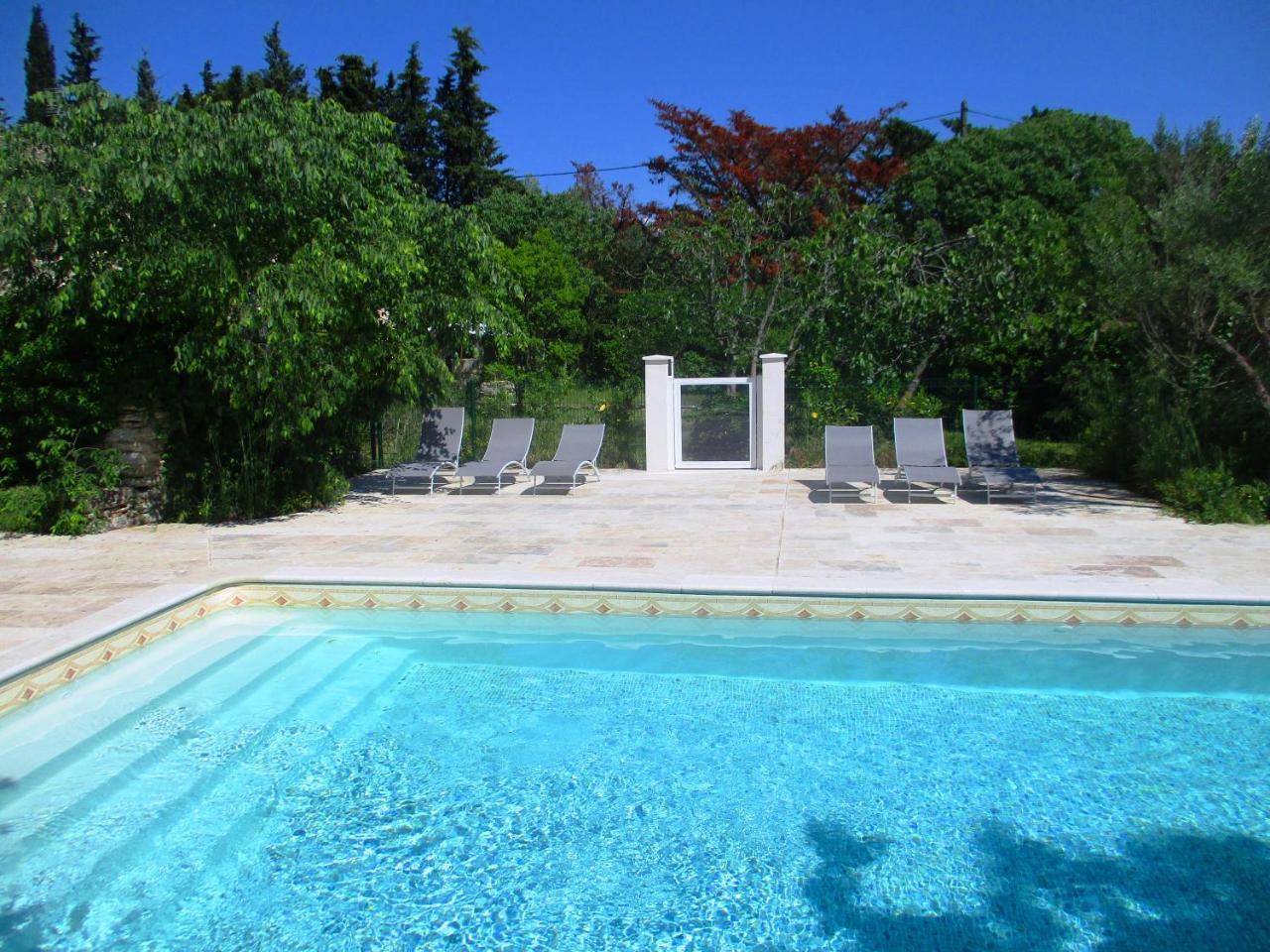 Le Mas Des Lilas Uzes Bagian luar foto